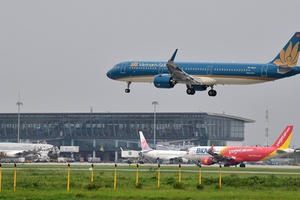 Áp sàn giá vé máy bay: Không nên phân biệt đối xử giữa con đẻ và con nuôi