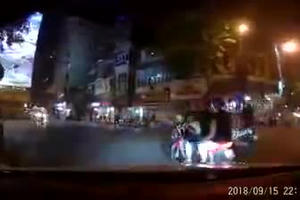 Clip hành động lạ của nam thanh niên với 2 cô gái ăn mặc 'mát mẻ' chạy xe trên đường