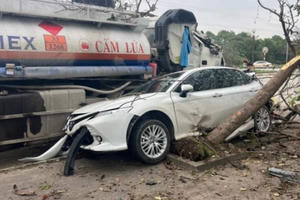 Nghệ An: Tài xế dừng xe bên đường đi vệ sinh, ô tô con bị húc bay