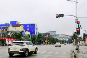 Nghệ An: Dỡ biển "đèn đỏ được phép đi thẳng" ở các tuyến đường