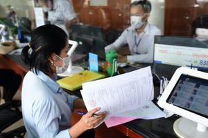 Bỏ sổ hộ khẩu giấy, đừng ‘mua’ thêm việc cho dân