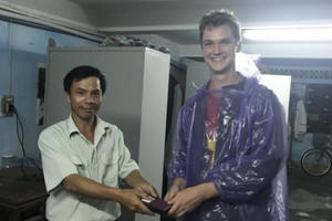 Du khách Bỉ cảm kích nhận lại tài sản bị thất lạc trong Kinh thành Huế