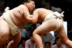 Sửng sốt hình ảnh những em nhỏ thi đấu vật sumo