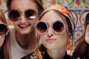 Bản tin Thời trang Plus số 51: Những chiếc kính “biết nói” trong BST mới nhất của D&G chào đón hè