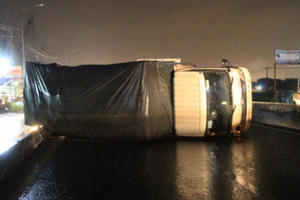 Phóng nhanh, xe tải lật nhào trên quốc lộ 1