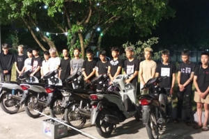 Nhóm thanh thiếu niên liều lĩnh mang theo dao dài cả mét chém người trên đường