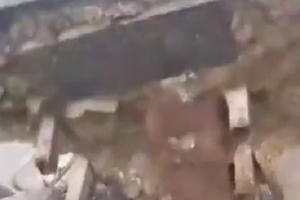 Bắc Ninh: Cổng chào lộ ra toàn đá cát sau khi bị kéo đổ?