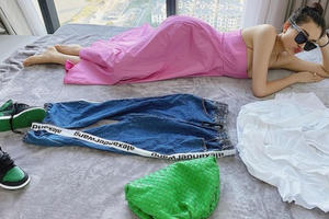 Ngày cách ly thứ 6: Hướng dẫn 50 sắc thái chụp ảnh tại gia, Đỗ Mỹ Linh khoe vai trần sexy