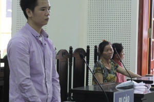 Nghệ An: Dùng tuýp sắt đánh chết người vì chiếu đèn pha xe máy