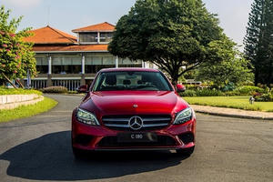 Mercedes – Benz tung xe sang C 180 giá rẻ.
