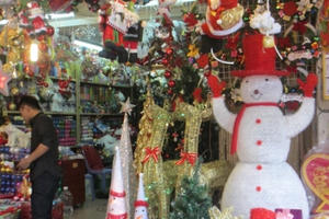 Giá tăng chóng mặt nhưng thị trường quà tặng, trang trí Noel vẫn hút khách