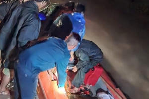 Đắk Lắk: Tìm kiếm thanh niên bị nước lũ cuốn mất tích