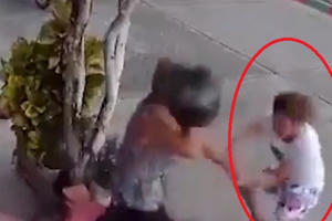 Video: Pha “phản đòn” cực gắt của cụ bà khi bị tên cướp liều lĩnh giật điện thoại