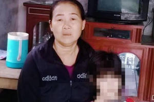 Lỡ làm việc tốt, người phụ nữ bị nhóm người lạ mặt đánh tới