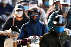 Dòng người ken đặc ngày đầu mở lại nhiều dịch vụ ở Hà Nội