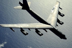 Mỹ điều máy bay B-52 ra gần đảo nhân tạo trên Biển Đông