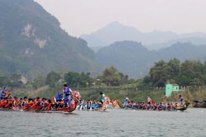 Gần 400 người đua thuyền trên sông Lô