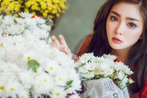 Hotgirl Thu Hiền đẹp rạng ngời giữa phố hoa