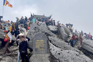 Hàng nghìn lượt du khách thập phương du xuân tại non thiêng Yên Tử