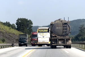 Xử phạt, tước giấy phép lái xe 2 tháng với tài xế xe khách Kết Đoàn Sunrise bắt khách, vượt ẩu trên đường cao tốc