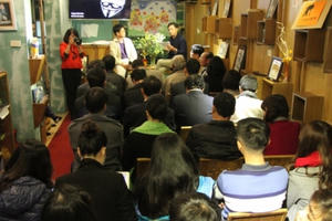 Ông Huỳnh Văn Nén xúc động trong lễ trao giải Siêu Vành Khuyên