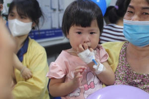 Tết thiếu nhi đặc biệt của “những chiến binh nhí” đang điều trị tại bệnh viện Đống Đa