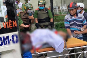 TP HCM: Người đàn ông cầm hung khí tự đâm vào cơ thể