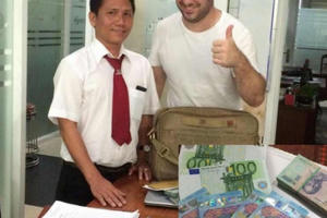 TP HCM: Tài xế Vinasun trả lại tài sản cho khách nước ngoài để thất lạc đồ trên xe taxi