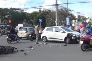 TP HCM: Nam thanh niên tử vong sau khi "phóng xe như bay" tông vào ô tô