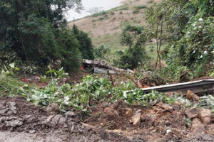 Xe đầu kéo rơi xuống vực sâu hàng chục mét trong đêm