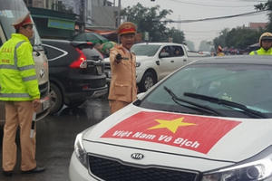 Nam Định: 100% CSGT ra đường, đội mưa phân luồng giao thông cho Lễ khai hội chợ Viềng