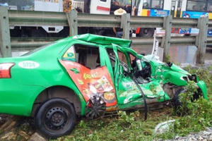 Hà Nội: Tàu hoả kéo lê xe taxi 20m, tài xế nhập viện cấp cứu