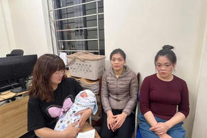 Xót xa bé sơ sinh bị mẹ bỏ rơi, kèm tờ giấy ghi "không bao giờ tìm con"