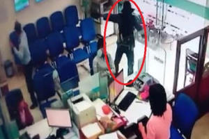 Vụ cướp ngân hàng táo tợn tại Tiền Giang: Nghi phạm "ẵm" hơn 1 tỷ đồng tẩu thoát về hướng tỉnh Long An Vụ cướp ngân hàng táo tợn tại Tiền Giang: Nghi phạm "ẵm" hơn 1 tỷ đồng tẩu thoát về hướng tỉnh Long An