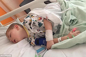 Hy hữu: Nhịn đi đại tiện 4 tháng, cậu bé 5 tuổi nôn ra chất thải