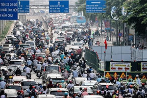 Cấm xe máy chạy xăng và câu chuyện giải pháp