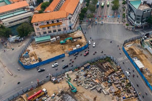 Ngày đêm thi công tháo dỡ lô cốt án ngữ 6 năm ở trung tâm TPHCM Ngày đêm thi công tháo dỡ lô cốt án ngữ 6 năm ở trung tâm TPHCM