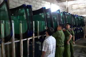 Triệt phá đường dây sản xuất, buôn bán kính xe ô tô giả nhiều nhãn hiệu lớn