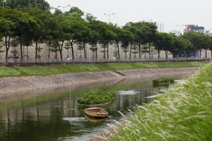 Sông Tô Lịch bất ngờ chuyển màu xanh sau khi nhận nước từ hồ Tây