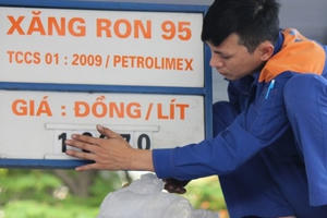 Dưới 14 ngàn đồng/lít, giá xăng giảm xuống thấp nhất sau gần 7 năm