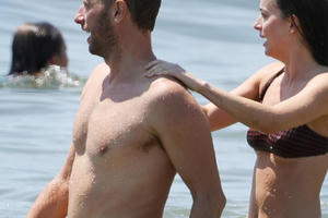 Kiều nữ “50 sắc thái” tái hợp tình cũ, vô tư vui đùa trên sóng nước