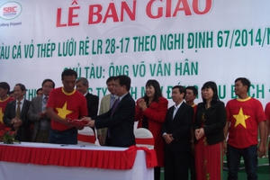 Quảng Ngãi: Bàn giao tàu vỏ thép 14 tỷ đồng cho một ngư dân