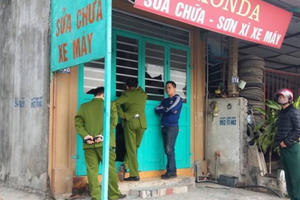 Quảng Ninh: Người đàn ông nghi 'ngáo đá' nhốt vợ con, đập phá nhà cửa