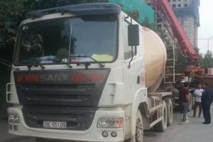 Xe trộn bê tông bất chấp lệnh cấm, tung hoành đường phố Thủ đô