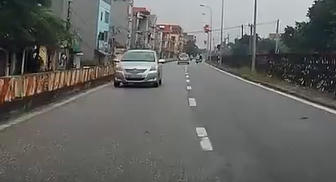 Hà Nội: Xe ô tô con vô tư đi ngược chiều bất chấp nguy hiểm