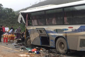 Thanh Hóa: Xe khách tông xe tải, 14 người thương vong