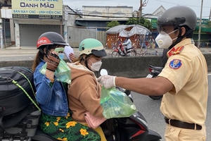 CSGT TPHCM phát nước suối, trao quà cho người dân về quê tại các cửa ngõ