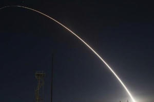 Triều Tiên phóng tên lửa từ tàu ngầm, Mỹ cũng thử vũ khí mang được đầu đạn hạt nhân