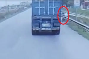 [Clip]: Vượt xe container bất cẩn, người đàn ông suýt "trả giá đắt"