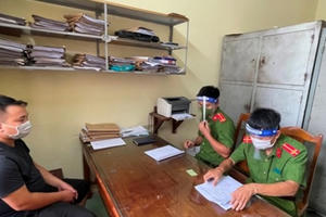 Khởi tố lái xe tấn công cán bộ tại chốt kiểm soát dịch ở Thanh Hoá Khởi tố lái xe tấn công cán bộ tại chốt kiểm soát dịch ở Thanh Hoá